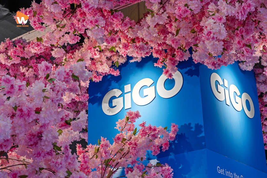 Chụp ảnh không gian cửa hàng GiGO JAPAN với trần hoa anh đào và mảng chữ nổi lối vào